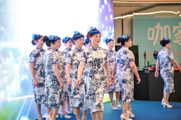 拿柜配资 老年模特走秀、为老年餐打分，老年人口超42%的中心城区如何焕新为老服务？